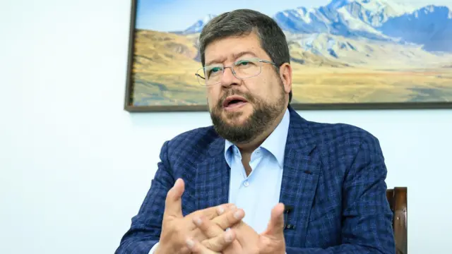 El candidato presidencial opositor boliviano, Samuel Doria Medina, habla en una entrevista en La Paz, Bolivia, el 30 de julio de 2025.