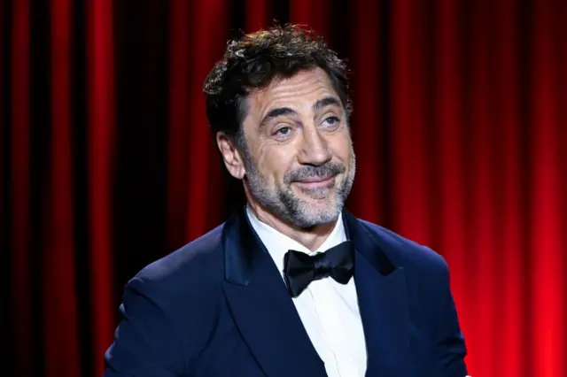 Javier Bardem recibe el Premio Donostia durante la ceremonia de inauguración del 72.º Festival de Cine de San Sebastián, el 20 de septiembre de 2024.