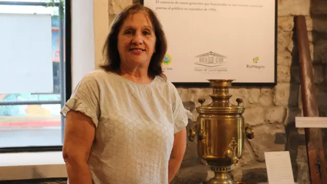 Lena Roslik junto a un samovar en el Museo de Los Inmigrantes de San Javier.