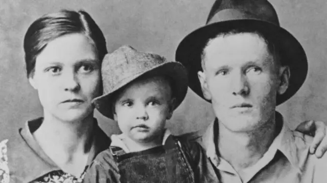 Elvis con sus padres, Gladys y Vernon Presley, en 1937