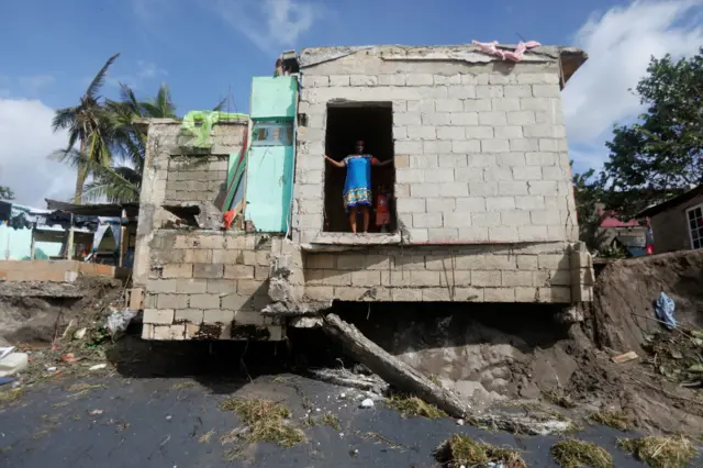 Mujer en casa arrasada