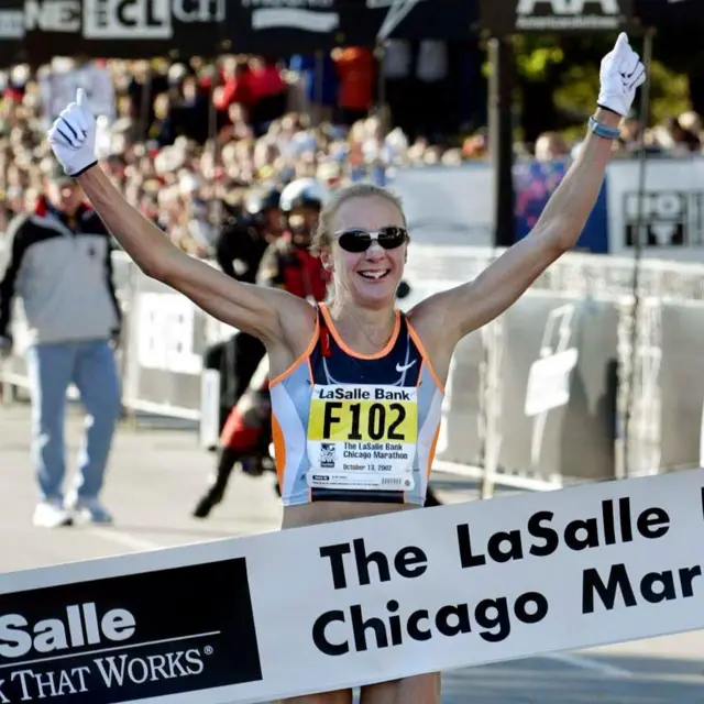 Paula Radcliffe cruzando la meta de la maratón de Chicago de 2002