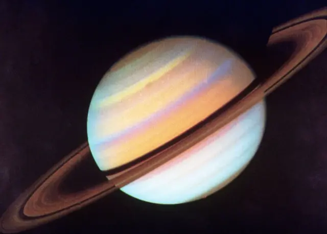 Imagen de Saturno tomada por la sonda Voyager a una distancia de 34 millones de kilómetros.