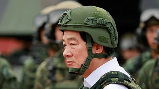 El presidente taiwanés William Lai con equipo militar, incluido un casco verde.