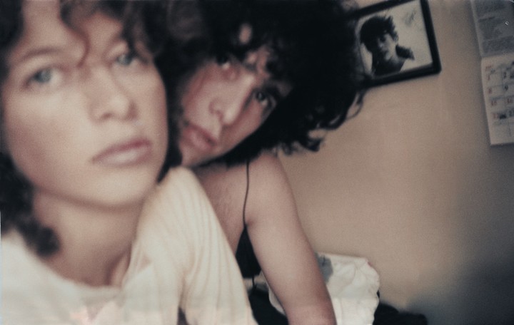 La fotógrafa Andy Cherniavsky y un muy joven Andrés Calamaro. Fotos: Archivo Clarín