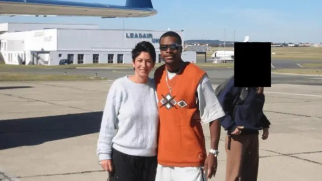 El actor Chris Tucker posa con Ghislaine Maxwell