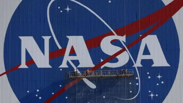 Un cartel que muestra las palabras Nasa y su logotipo.