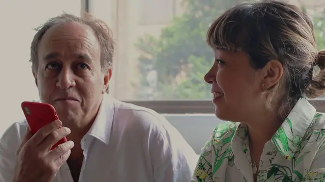 Momento en que Francisco González llama a Ángela Rendón para comunicarle la noticia de que tiene una hermana, recogido en el documental 