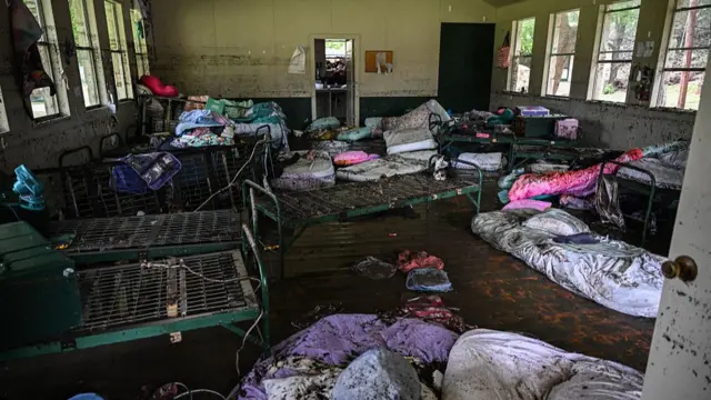El interior de las habitaciones del campamento Camp Mystique quedó devastado.