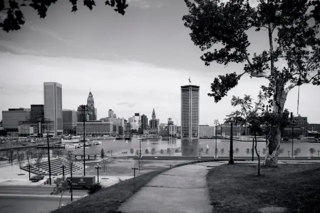 Una panorámica en blanco y negro de Baltimore