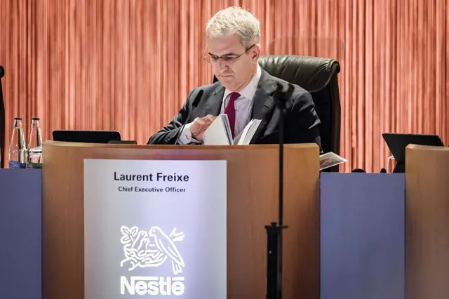 Laurent Freixe, sentado en un escritorio con su nombre y su cargo escritos en la parte exterior