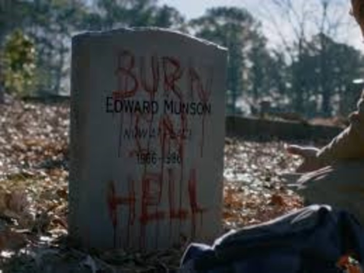 La tumba vandalizada de Eddie Munson en STranger Things 5. Foto: Netflix