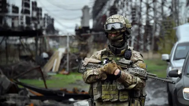 En esta fotografía, tomada el 13 de abril de 2022, un soldado ruso monta guardia en la central eléctrica de Luhansk, en la ciudad de Shchastya.