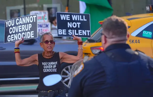 Manifestantes se congregan frente a la sede de la ONU y la Misión de Estados Unidos ante la ONU para exigir el fin del asedio a Gaza y la hambruna de los palestinos en la ciudad de Nueva York, Estados Unidos, el 8 de agosto de 2025.