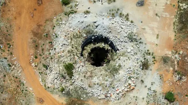 Vista aérea del pozo abierto de una mina en desuso