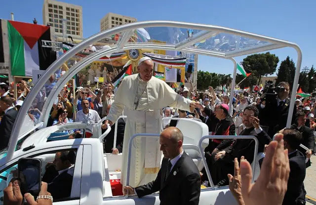 El papa Francisco en el papamóvil en Belén en 2014