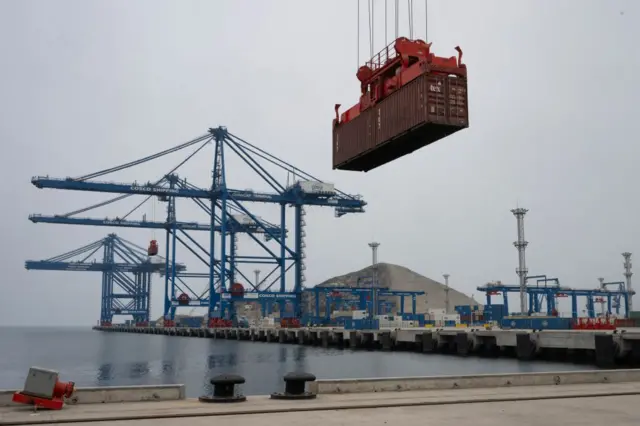 Un contenedor es transportado en volandas por una grúa en el puerto de Chancay. 