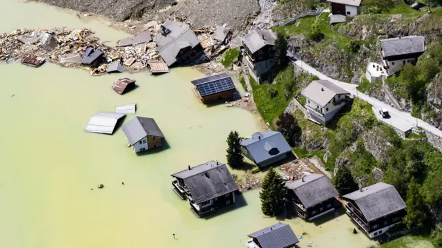 Vista aérea que muestra la destrucción del pueblo de Blatten el 29 de mayo de 2025 después de una avalancha masiva provocada por el colapso del glaciar Birch, Suiza.