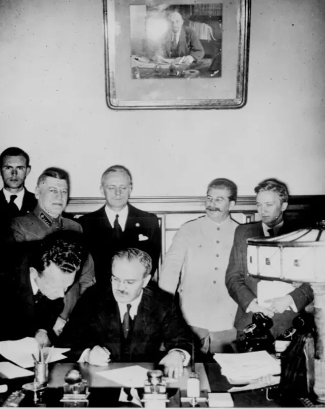 El Pacto Mólotov-Ribbentrop, un acuerdo conocido como el Tratado de No Agresión entre Alemania y la Unión Soviética, se firmó en Moscú el 23 de agosto de 1939.