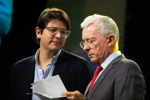 Miguel Uribe Turbay junto al expresidente de Colombia Álvaro Uribe Vélez.