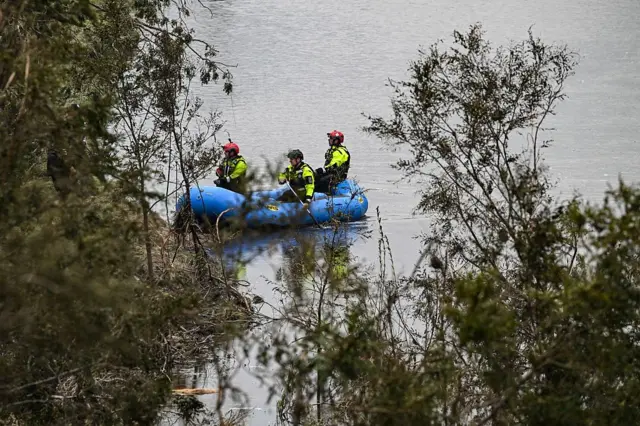 Rescatistas en una balsa en el río Guadalupe
