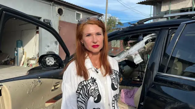 Olena Kryvchun muestra los destrozos hechos a su carro por un dron