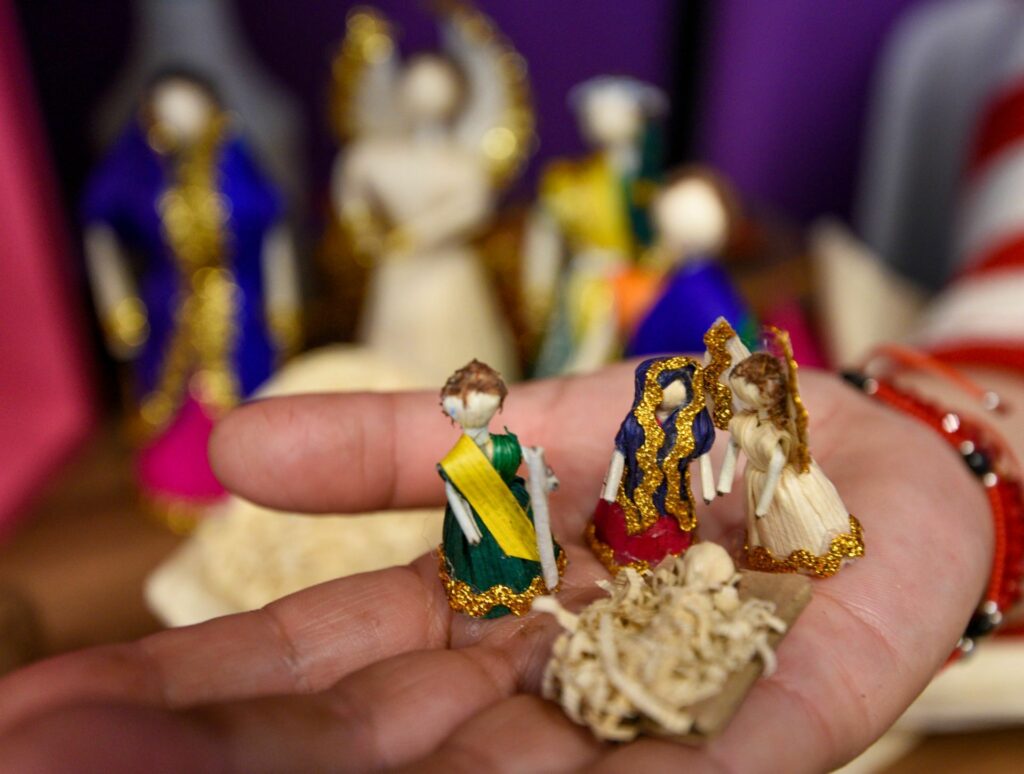 Escena del Nacimiento con el Niño Dios, María y José en versiones tradicionales mexicanas.