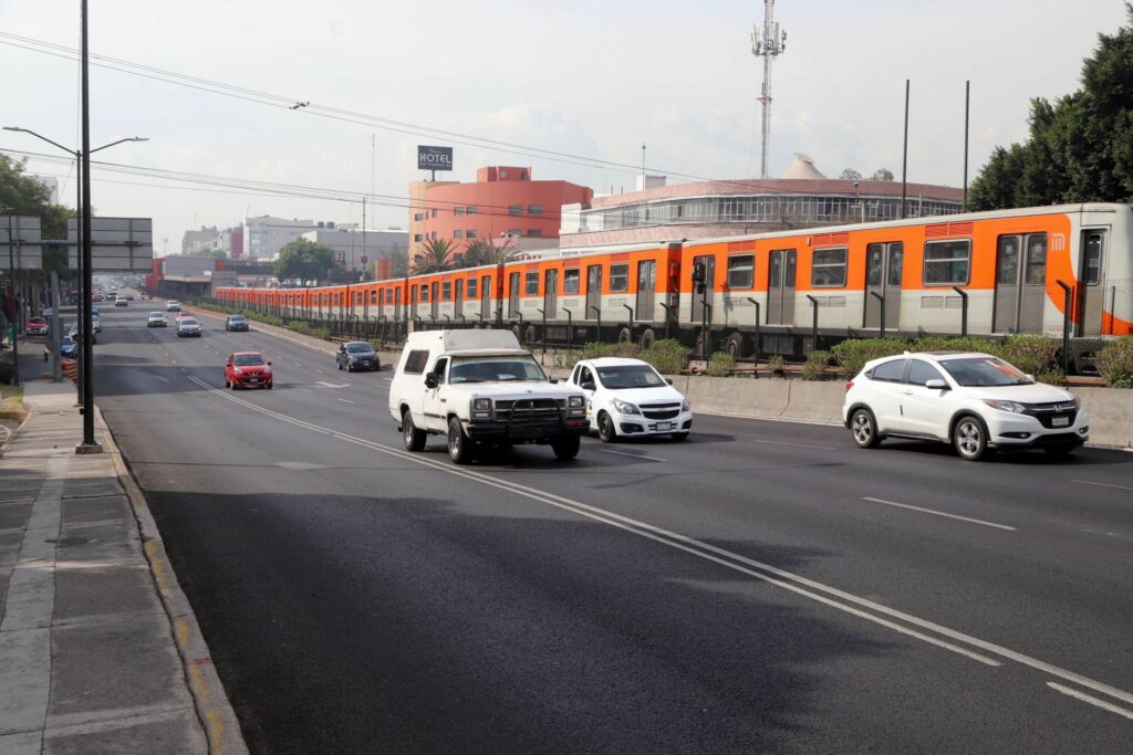 Calzada elevada sobre la Línea 2 del Metro