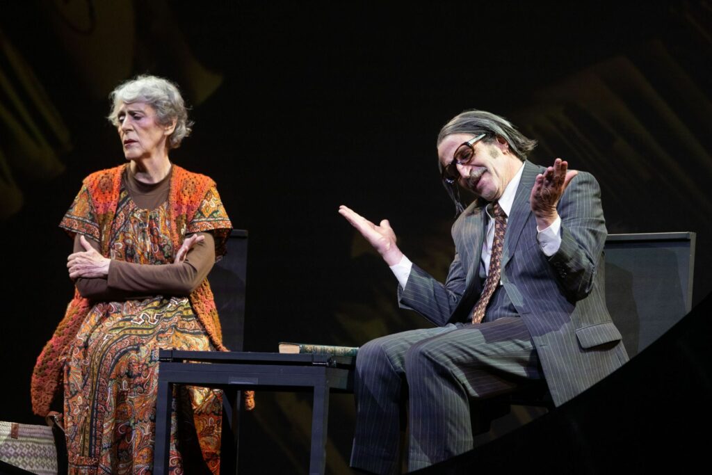 Julieta Egurrola y Daniel Giménez Cacho actúan durante el estreno de la obra 