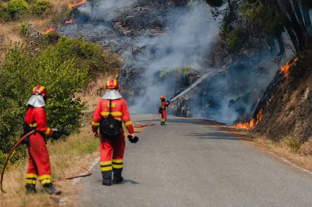 Los bomberos tratan de contener un incendio en Galicia, en el noroeste de España.