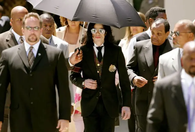 Michael Jackson sale de un juzgado en 2005