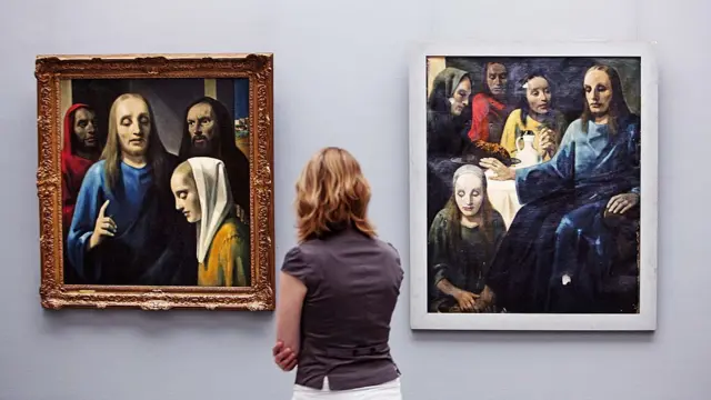 Una visitante contempla las obras de Han van Meegeren (1889-1947), el 11 de mayo de 2010, en el Museo Boijmans Van Beuningen de Róterdam.