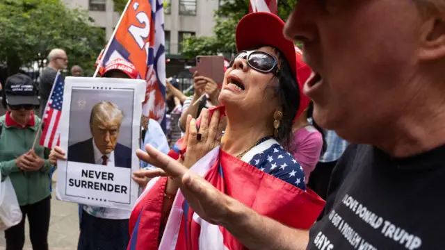 Manifestante a favor de Donald Trump grita y mira al cielo.