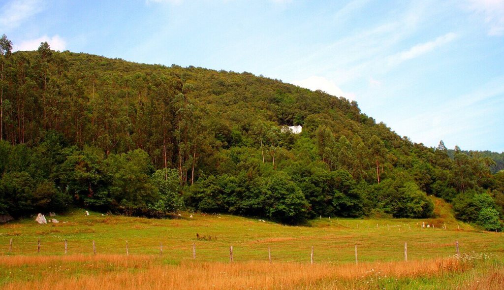 Sierra que alberga la Cueva de La Garma