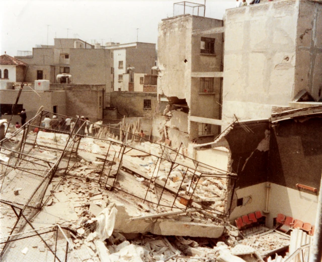 Escombros de un edificio cerca de otros que resistieron al sismo de 1985