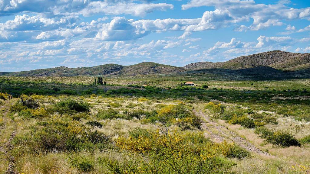 Parque Nacional Lihué Calel — una de las áreas pampeanas donde los primeros habitantes dejaron su huella, con restos arqueológicos y arte rupestre que muestran presencia humana milenaria.