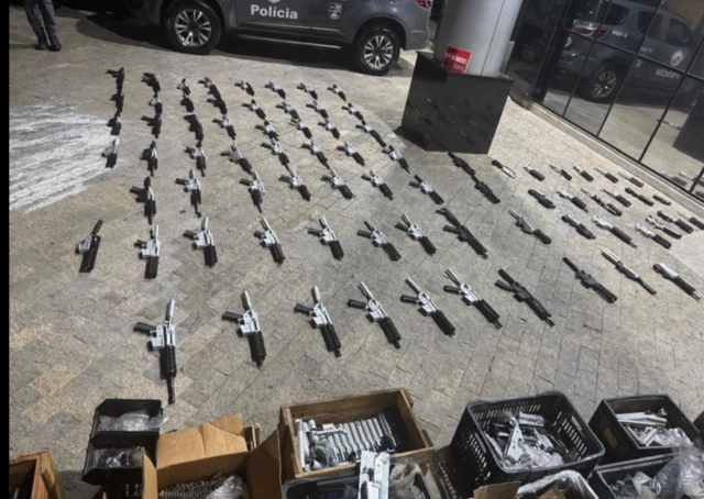 Armas fabricadas en un lugar clandestino en el suelo