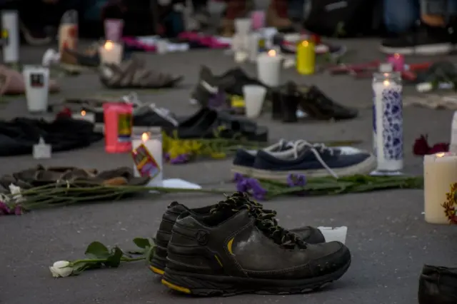 Unos zapatos junto a velas