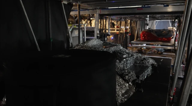 Una toma debajo del escenario de la gira de Shakira, que muestra varios atuendos guardados, esperando a ser colocados en su lugar.