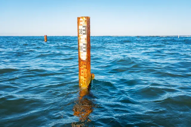 Un medidor del nivel del mar.