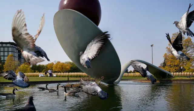 Spoonbridge and Cherry es una fuente de 10 metros de altura en el Jardín de Esculturas de Mineápolis.