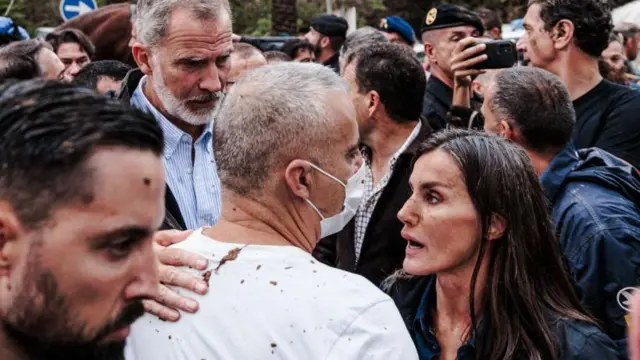 La reina Letizia con la cara manchada de barro. 