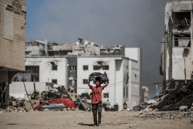 Un niño palestino camina mientras se eleva el humo tras un ataque aereo israelí cerca del hospital Al-Shifa en la ciudad de Gaza, Franja de Gaza, el 28 de septiembre de 2025. EFE / Mohammed Sabber Un niño palestino camina mientras se eleva el humo tras un ataque aereo israelí cerca del hospital Al-Shifa en la ciudad de Gaza, Franja de Gaza, el 28 de septiembre de 2025. EFE / Mohammed Sabber