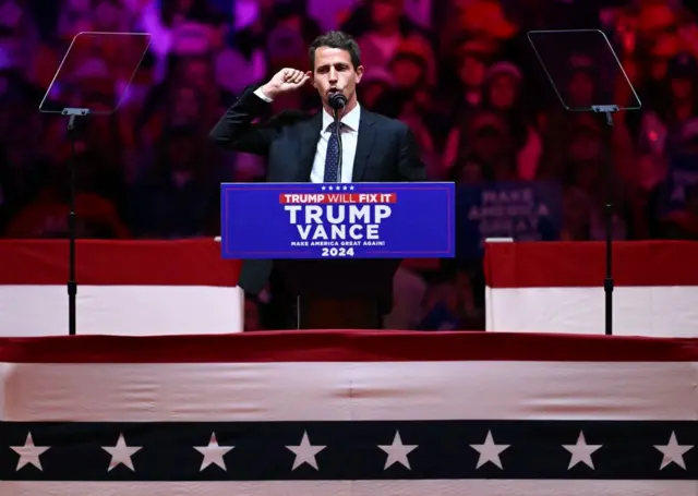 Tony Hinchcliffe durante el mitin de Trump