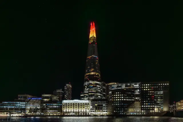 The Shard iluminada con luces navideñas.