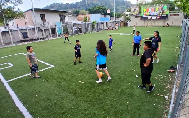 Niños jugando fútbol en la colonia San Rafael de Santa Tecla, El Salvador.