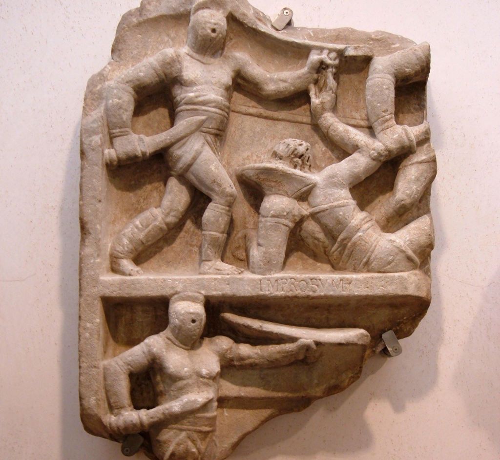 Relieve romano con gladiadores enfrentándose