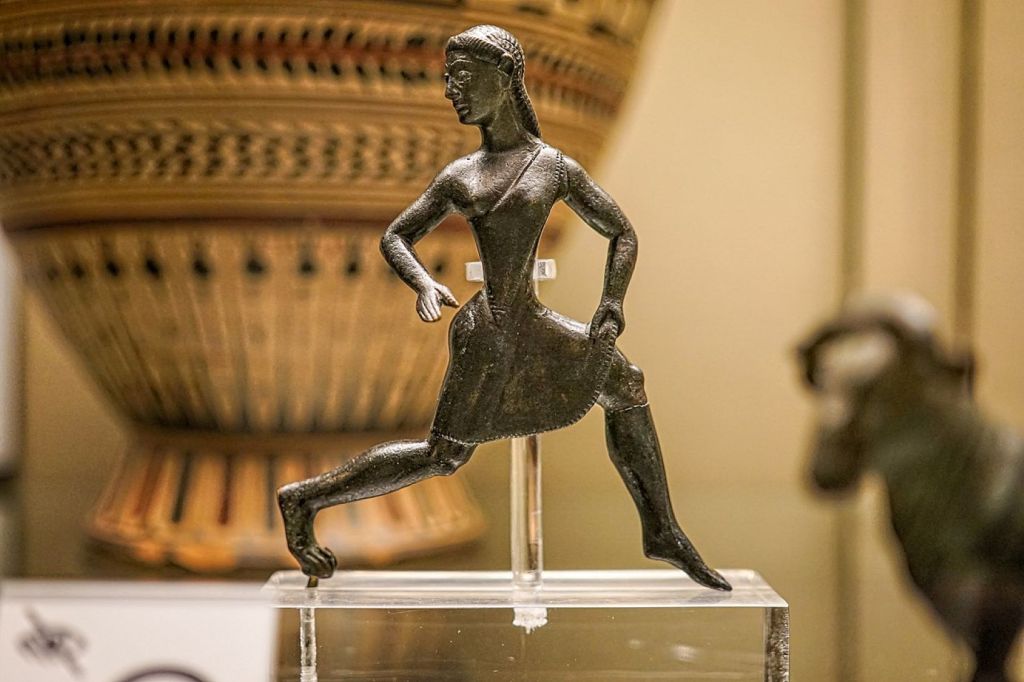 Bronce de muchacha que corre
