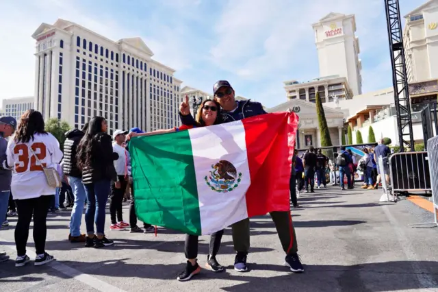Aficionados sosteniendo una bandera mexicana posan para una fotografía en el fan fest durante la fiesta de lanzamiento del Gran Premio de Fórmula 1 de Las Vegas 2023 el 5 de noviembre de 2022 en el Las Vegas Strip en Las Vegas, Nevada. (Foto de Alex Bierens de Haan - Fórmula 1/Fórmula 1 vía Getty Images)