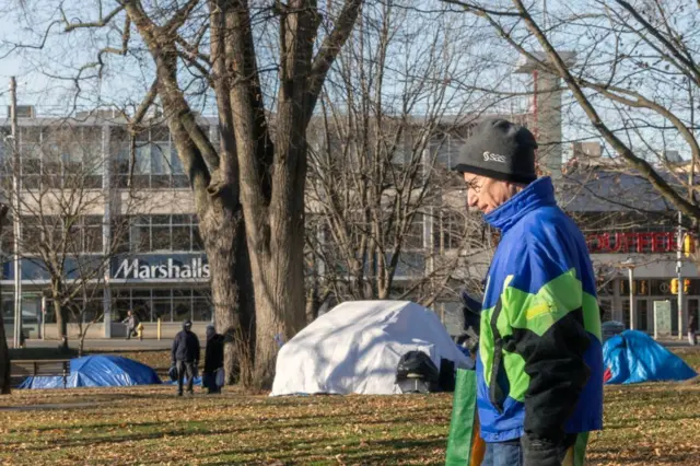 Indigentes en carpas en un parque de Toronto. 